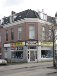 902988 Gezicht op het hoekwinkelpand Amsterdamsestraatweg 205, met boven de ingang een oude reclameschildering 'Bata', ...